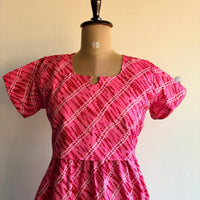 Peach Bandhani Printed Premium Cotton Buttonless Zipless Short Maternity Nighty | Free Size | Chest Width 44″| Length 46″